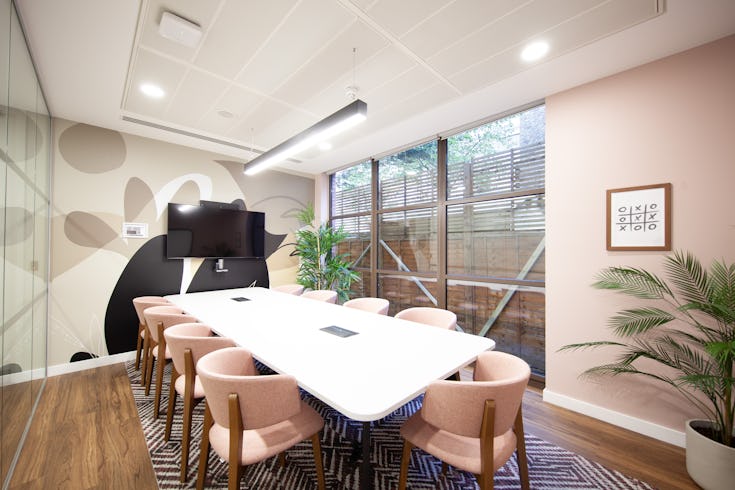 https://www.datocms-assets.com/46385/1699987638-example-9-person-meeting-room.jpg?auto=format&fit=max&q=50&w=735
