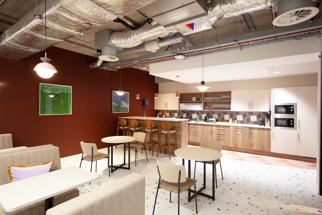 https://www.datocms-assets.com/46385/1699988866-third-floor-kitchen.jpg?auto=format&fit=max&q=50&w=1092