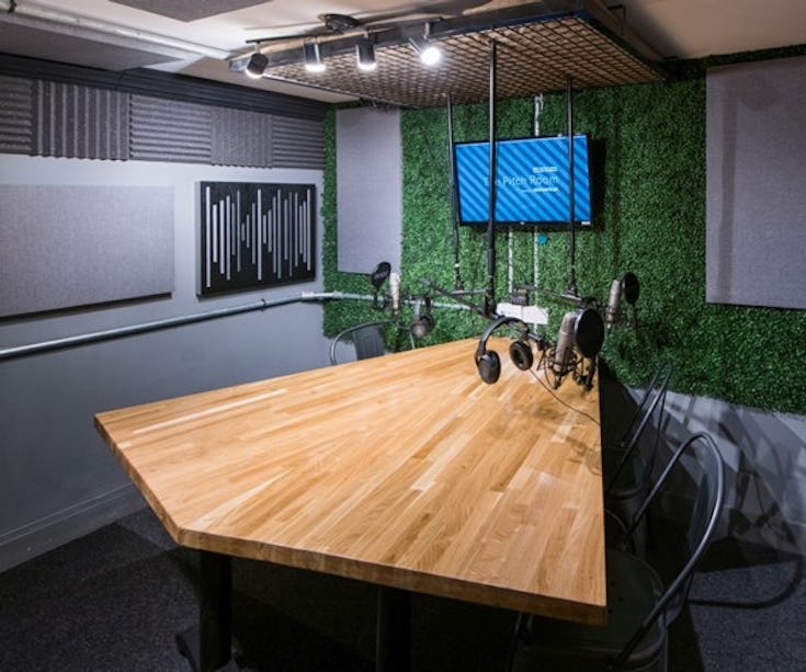https://www.datocms-assets.com/46385/1718717513-the-pitch-room-so-gf-00.jpeg?auto=format&fit=max&q=50&w=735