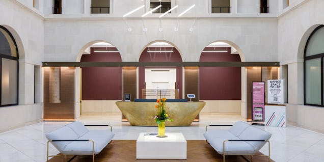 https://www.datocms-assets.com/46385/1720610981-landmark-brindley-place-2-0-047-1000x500.jpg?auto=format&fit=max&q=50&w=636