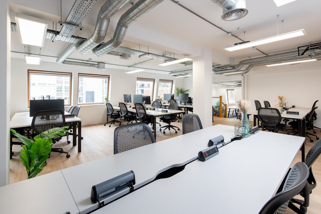 https://www.datocms-assets.com/46385/1722940237-5-01_shoreditch_runwaye_030624_5-2.jpg?auto=format&fit=max&q=50&w=1092