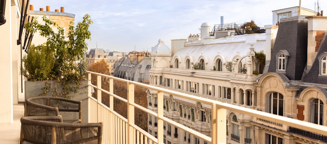https://www.datocms-assets.com/46385/1728318310-hotel-dame-des-arts-view-172483-2320-1020-crop.jpg?auto=format&fit=max&q=50&w=1092