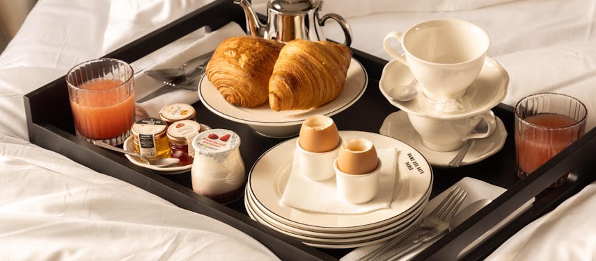 https://www.datocms-assets.com/46385/1728318730-hotel-dame-des-arts-breakfast-in-the-room-172510-2320-1020-crop.jpg?auto=format&fit=max&q=50&w=856