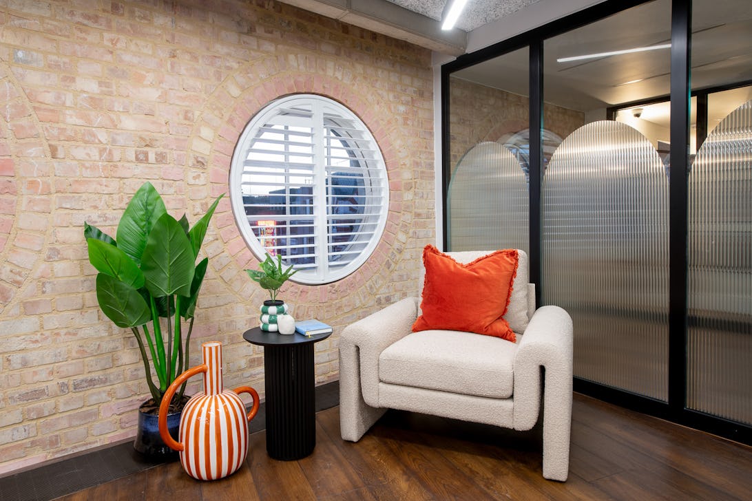 https://www.datocms-assets.com/46385/1733332845-56_wardourstreet_261124_17.jpg?auto=format&fit=max&q=50&w=1092