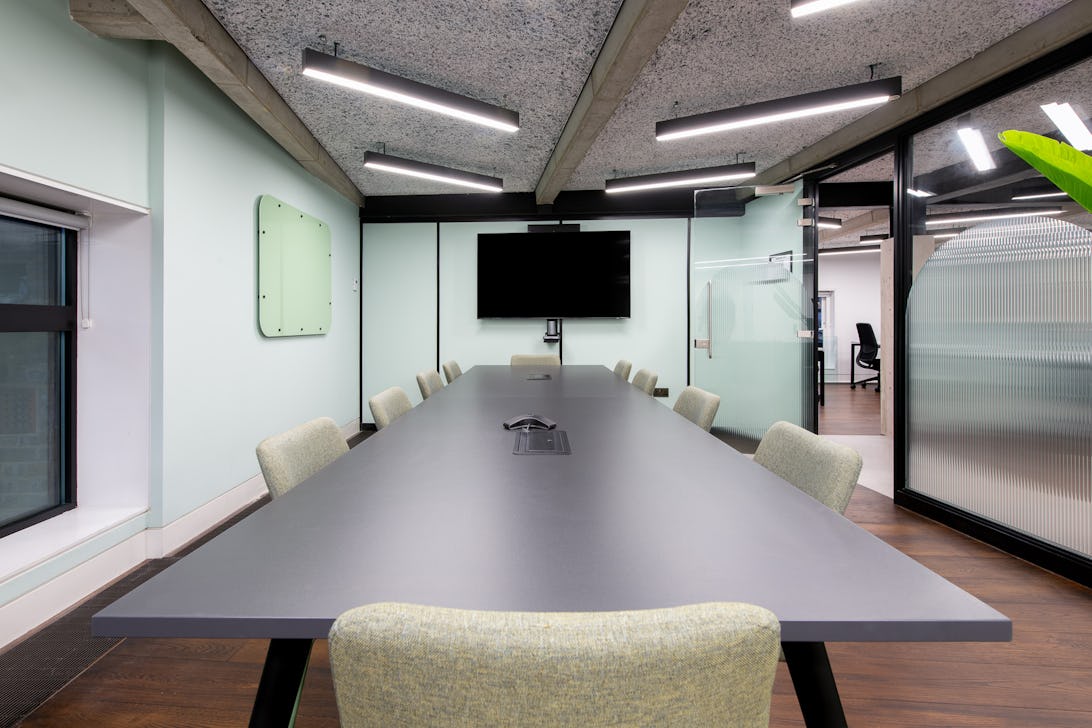 https://www.datocms-assets.com/46385/1733753660-56_wardourstreet_interiors_261124_17.jpg?auto=format&fit=max&q=50&w=1092