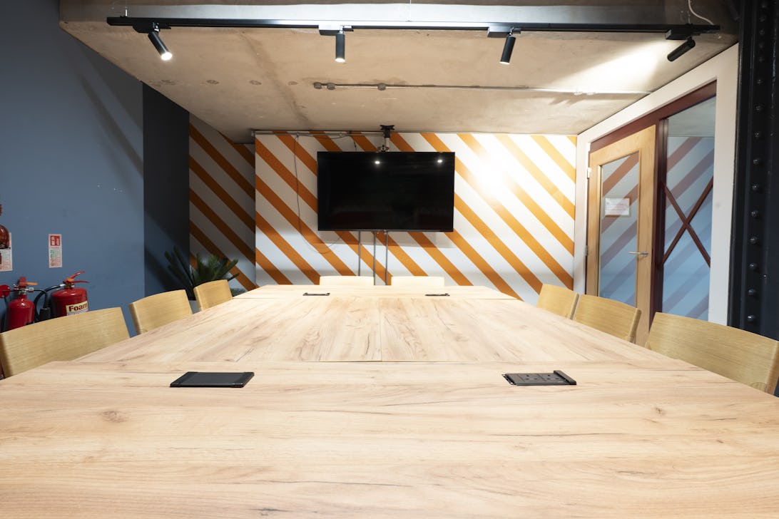 https://www.datocms-assets.com/46385/1740483968-ae-the-screening-room-3.jpg?auto=format&fit=max&q=50&w=1092
