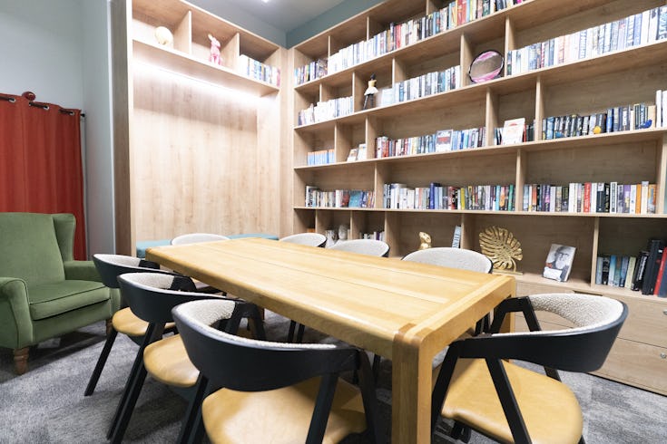 https://www.datocms-assets.com/46385/1740485866-the-library-sh-gf-01-1.jpg?auto=format&fit=max&q=50&w=735