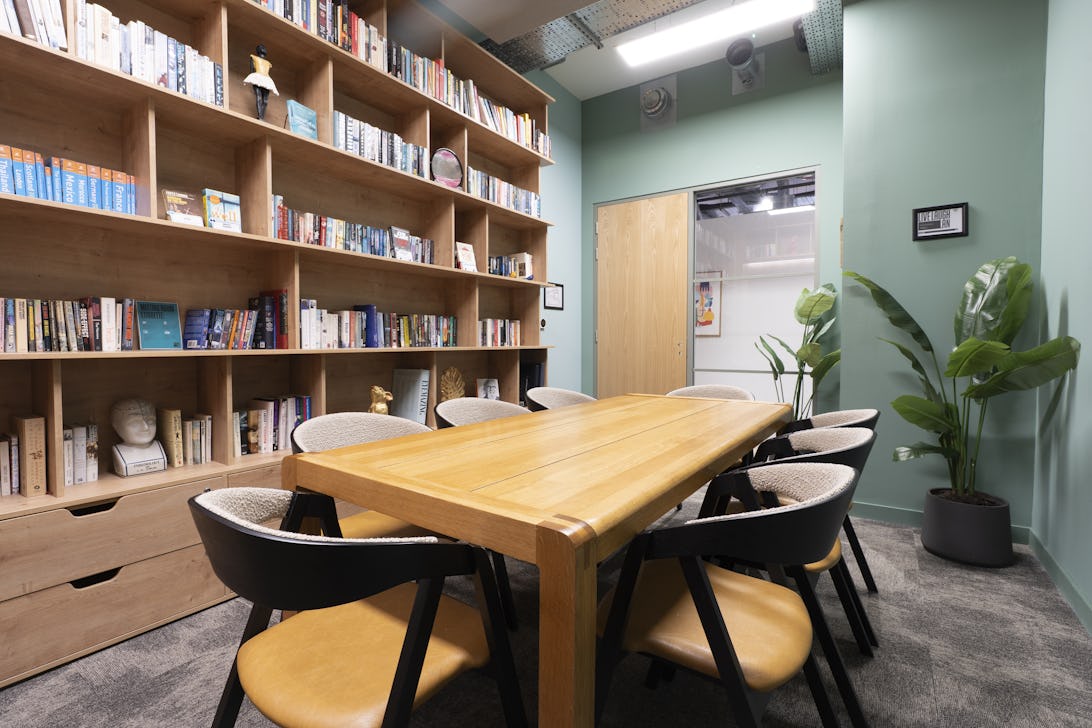 https://www.datocms-assets.com/46385/1740485866-the-library-sh-gf-01.jpg?auto=format&fit=max&q=50&w=1092
