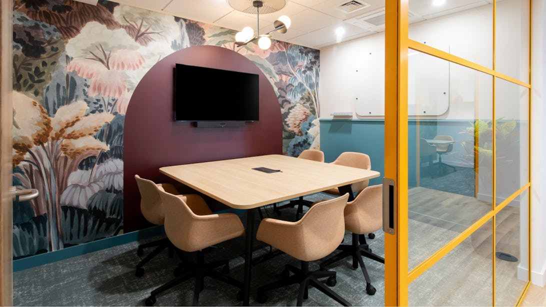 https://www.datocms-assets.com/46385/1745501962-bath-6-person-meeting-rooms.jpg?auto=format&fit=max&q=50&w=1092