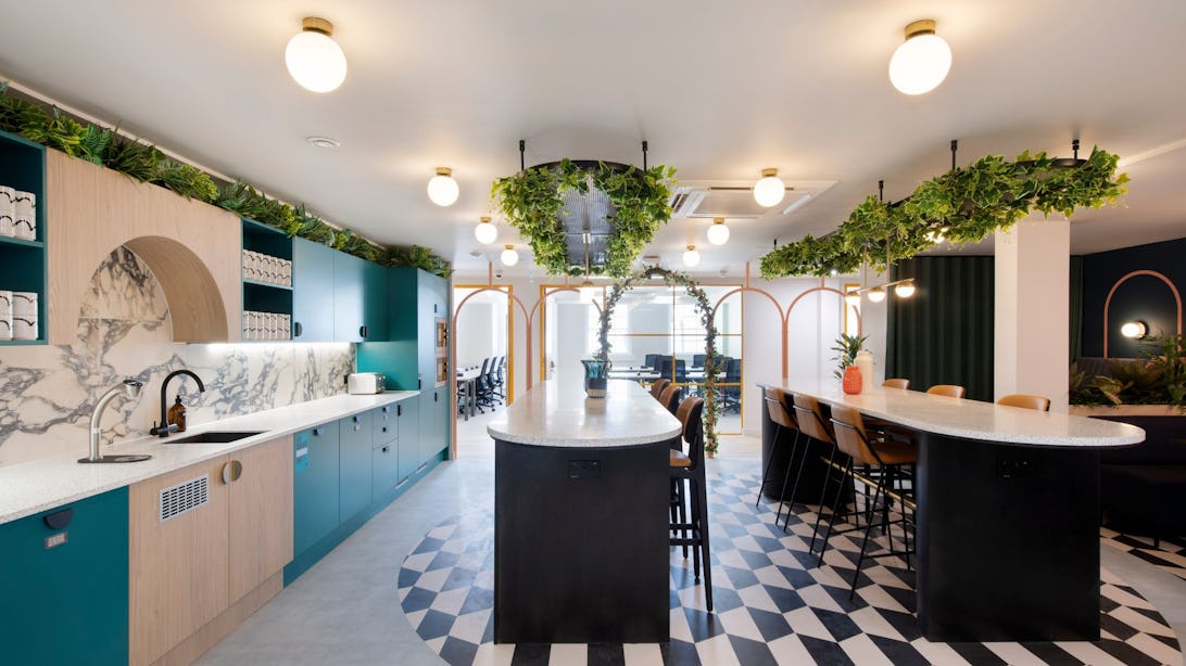 https://www.datocms-assets.com/46385/1745501962-bath-third-floor-kitchen.jpg?auto=format&fit=max&q=50&w=1092