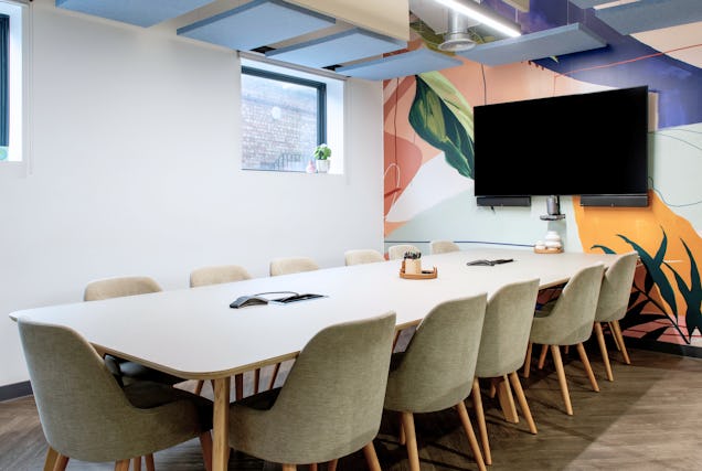 https://www.datocms-assets.com/46385/1749740582-londonbridge_meeting_kitchens_301124_1-2-edited-edited.jpg?auto=format&fit=max&q=50&w=636