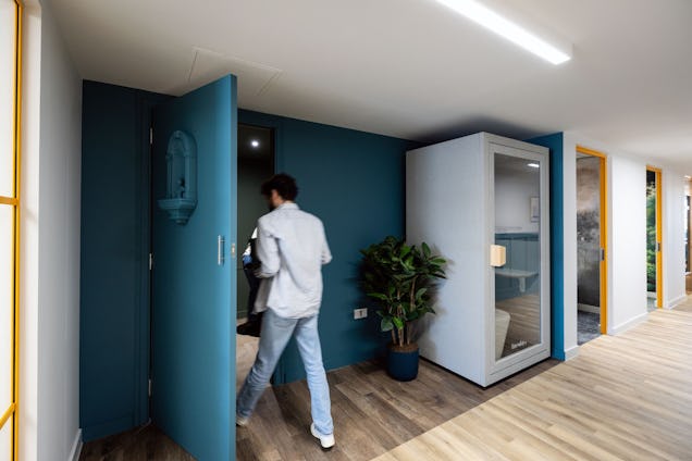 https://www.datocms-assets.com/46385/1749806787-bath-secret-room.jpg?auto=format&fit=max&q=50&w=636