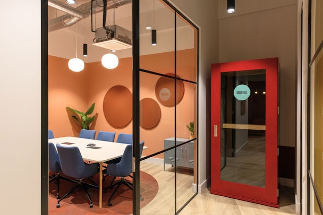 https://www.datocms-assets.com/46385/1749809157-bhm-meeting-room-and-phonebooth.jpg?auto=format&fit=max&q=50&w=636