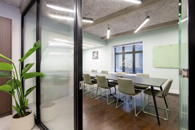 https://www.datocms-assets.com/46385/1749815519-56_wardourstreet_interiors_261124_7.jpg?auto=format&fit=max&q=50&w=636