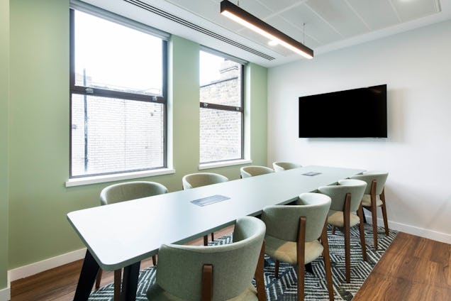 https://www.datocms-assets.com/46385/1749828472-meeting-room-2.jpg?auto=format&fit=max&q=50&w=636