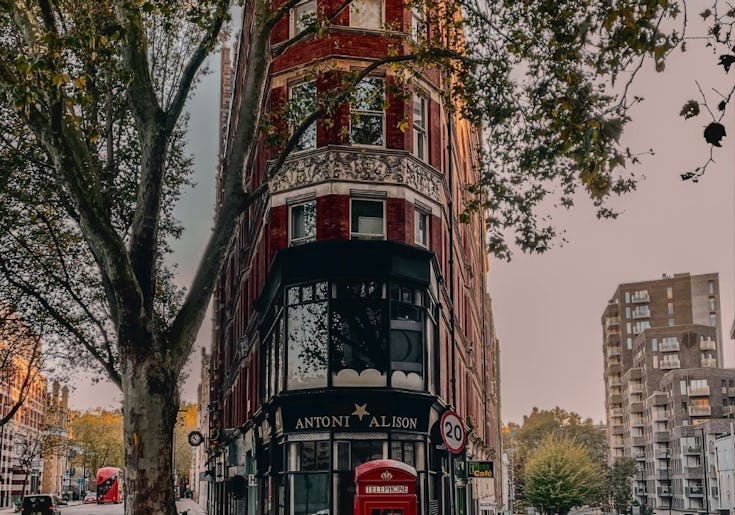 https://www.datocms-assets.com/46385/1752141085-best-offices-in-soho-example-31.jpg?auto=format&fit=max&q=50&w=735