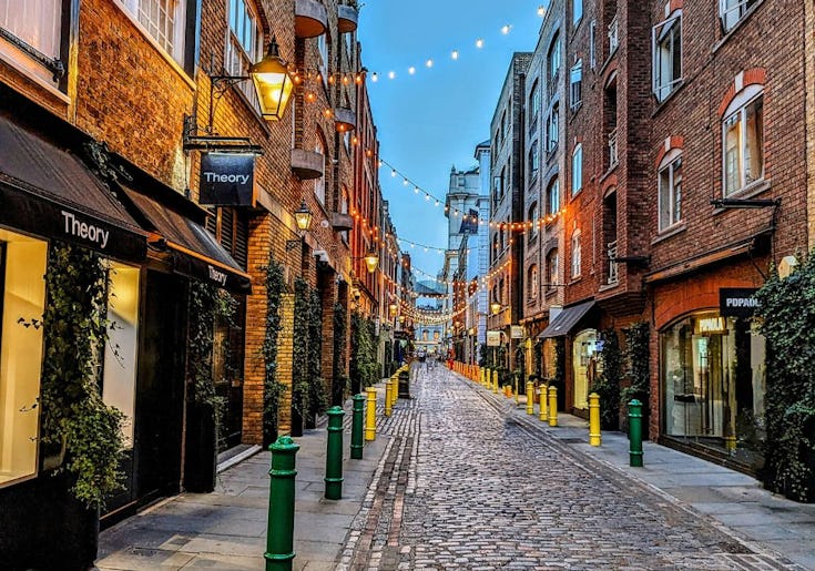 https://www.datocms-assets.com/46385/1752221461-best-offices-in-soho-example-34.jpg?auto=format&fit=max&q=50&w=735