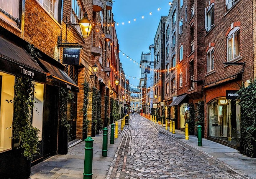 https://www.datocms-assets.com/46385/1752221461-best-offices-in-soho-example-34.jpg?auto=format&fit=max&q=50&w=868