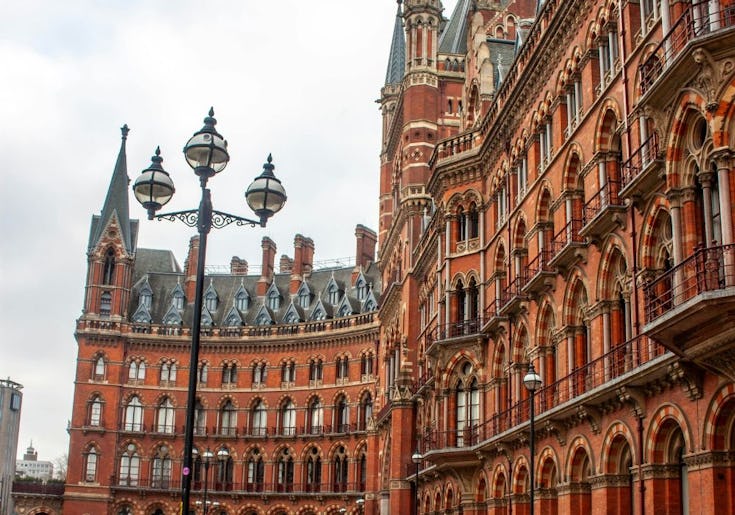 https://www.datocms-assets.com/46385/1752226251-best-offices-in-soho-example-36.jpg?auto=format&fit=max&q=50&w=735