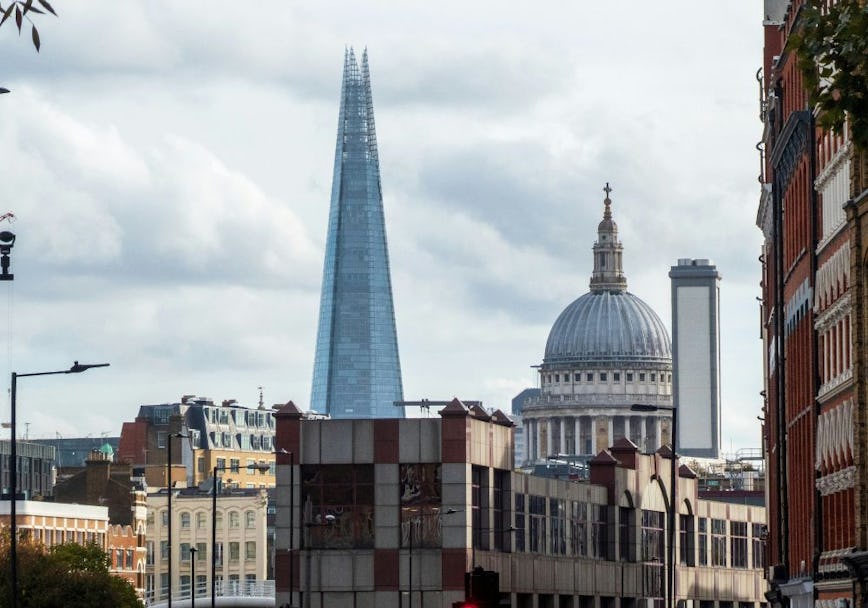 https://www.datocms-assets.com/46385/1752679778-best-offices-in-soho-example-38.jpg?auto=format&fit=max&q=50&w=868