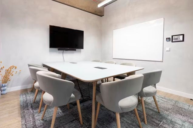 Runway East Aldgate East - Amelia Meeting Room