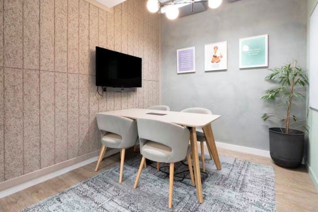 Runway East Aldgate East - Ginger Meeting Room