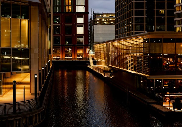 https://www.datocms-assets.com/46385/1753267678-best-offices-in-soho-example-48.jpg?auto=format&fit=max&q=50&w=735