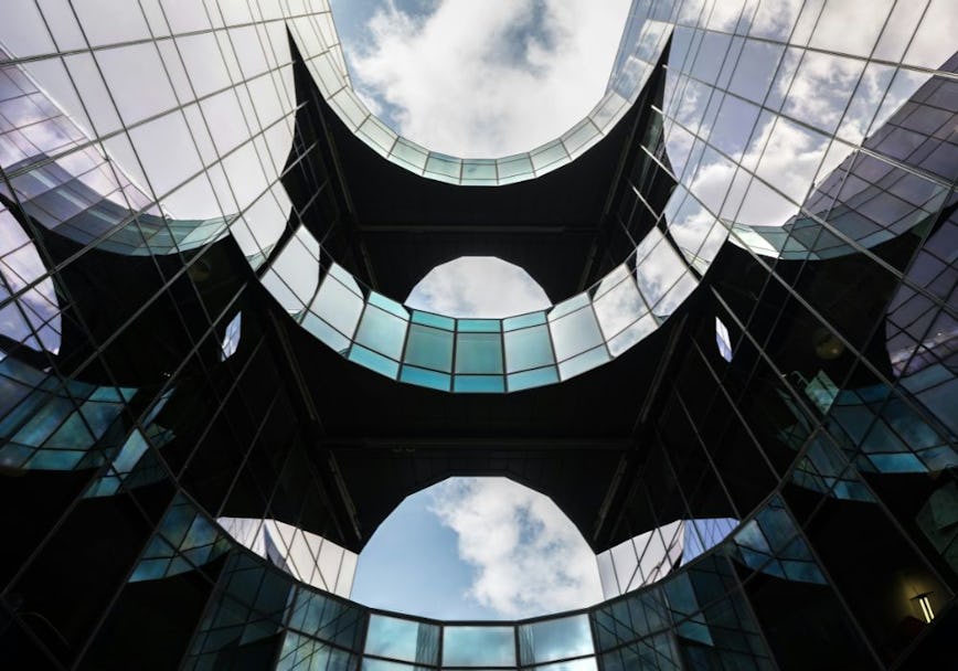 https://www.datocms-assets.com/46385/1753274136-best-offices-in-soho-example-49.jpg?auto=format&fit=max&q=50&w=868