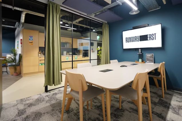 Runway East London Bridge - Schumacher Meeting Room