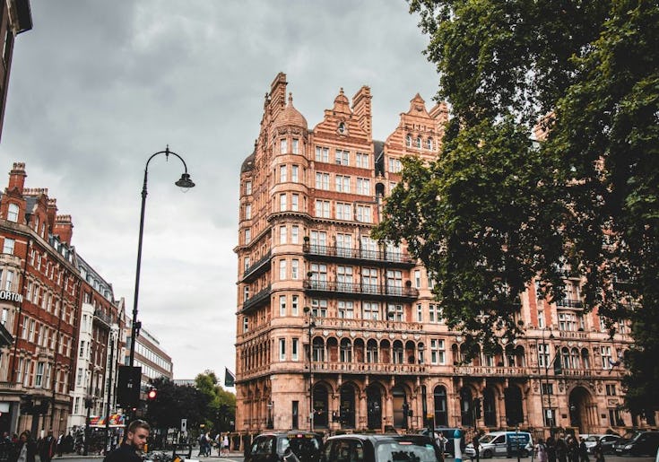 https://www.datocms-assets.com/46385/1755254225-best-offices-in-soho-example-71.jpg?auto=format&fit=max&q=50&w=735