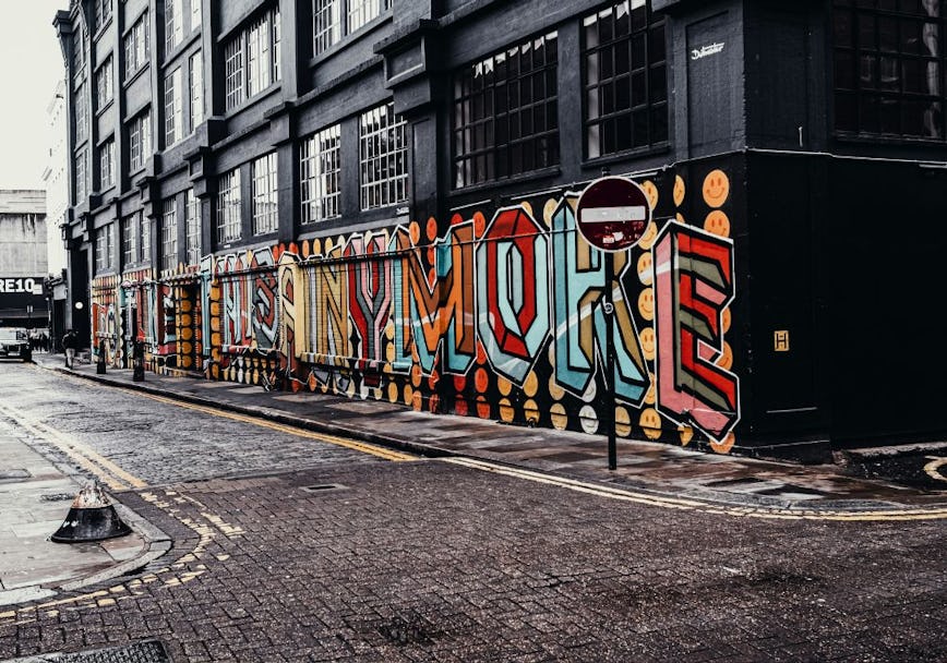 https://www.datocms-assets.com/46385/1755265926-best-offices-in-soho-example-74.jpg?auto=format&fit=max&q=50&w=868