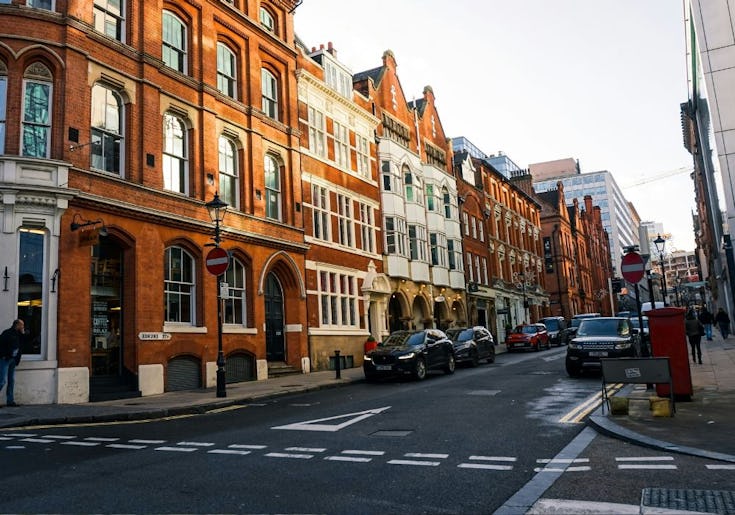 https://www.datocms-assets.com/46385/1757924614-best-offices-in-soho-example-93.jpg?auto=format&fit=max&q=50&w=735