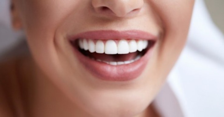 Frau Mit weißen Zähnen lächelt