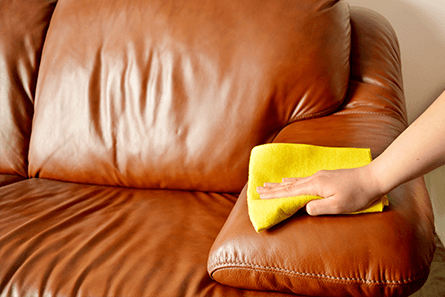  Polstermöbel reinigen: So entfernen Sie Flecken punktuell
