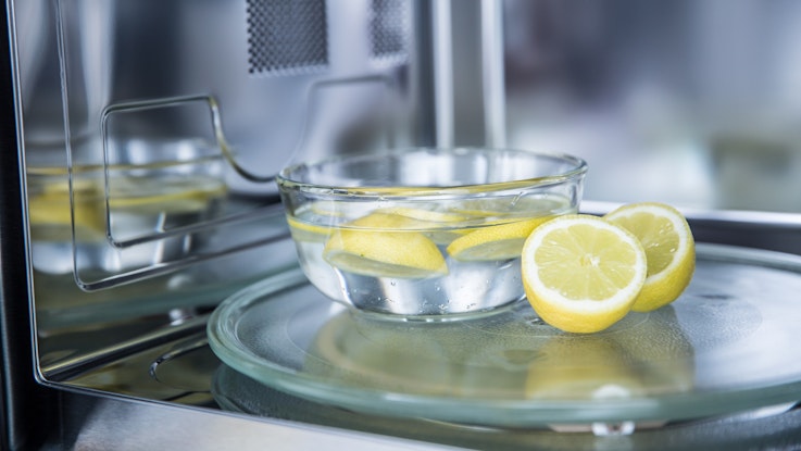 Mikrowelle reinigen mit Zitrone 