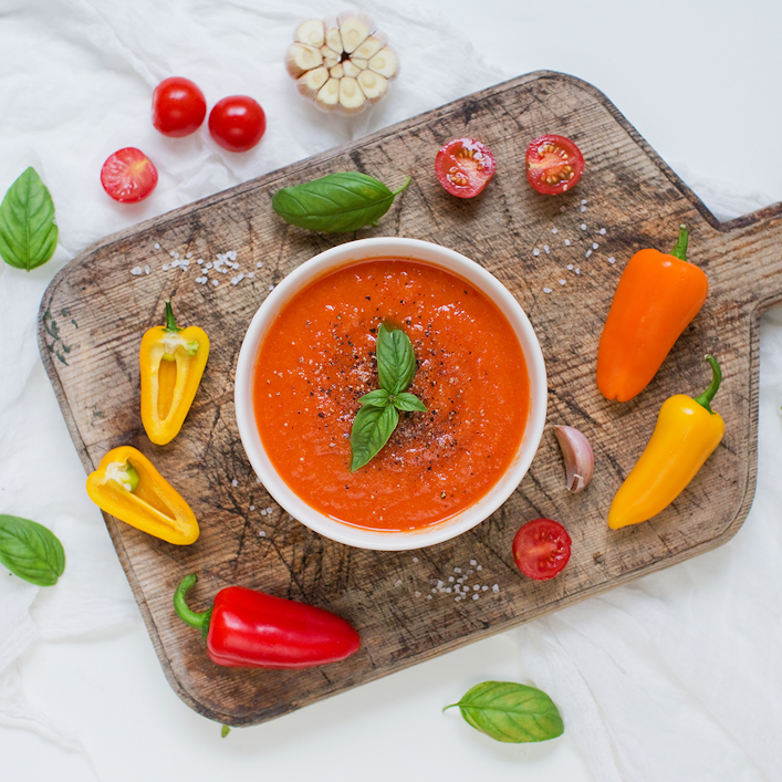 Tomaten-Paprika-Suppe mit Basilikum garniert