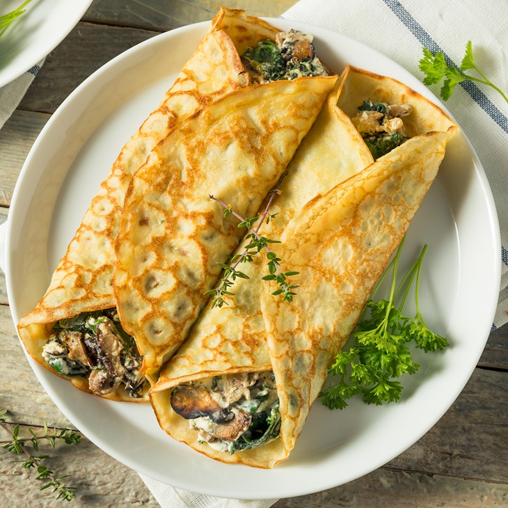 Omelette gefüllt mit Pilzen, Spinat und Frischkäse