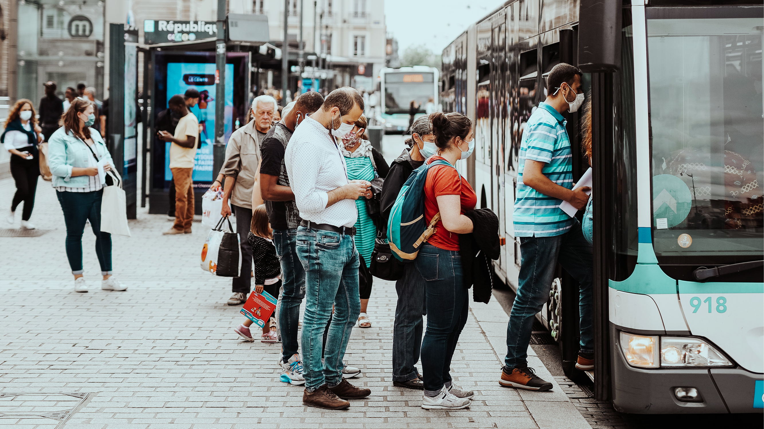 Les voyageurs font la queue pour monter dans le bus