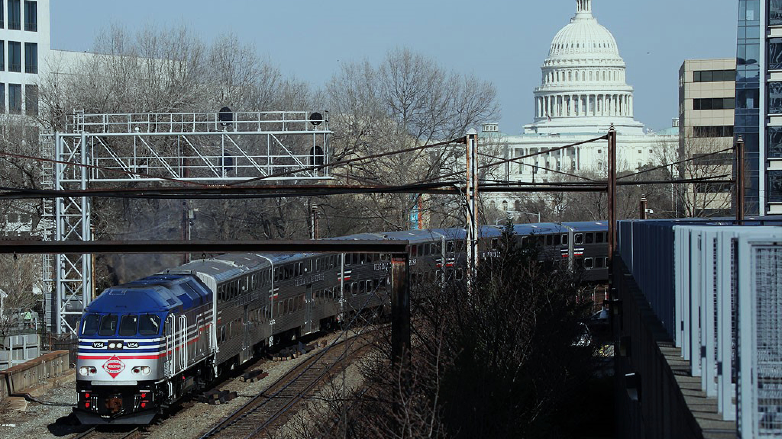 un train devant le capitole des etats unis