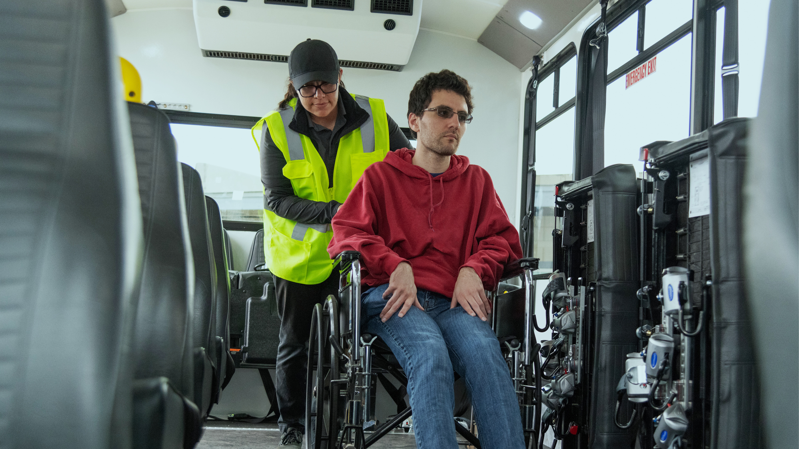 le personnel aide une personne à mobilité réduite