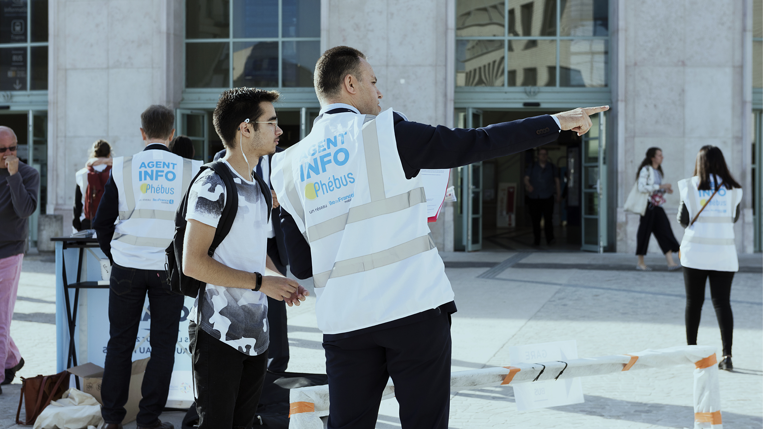 des agents phébus devant la gare de versailles chantier