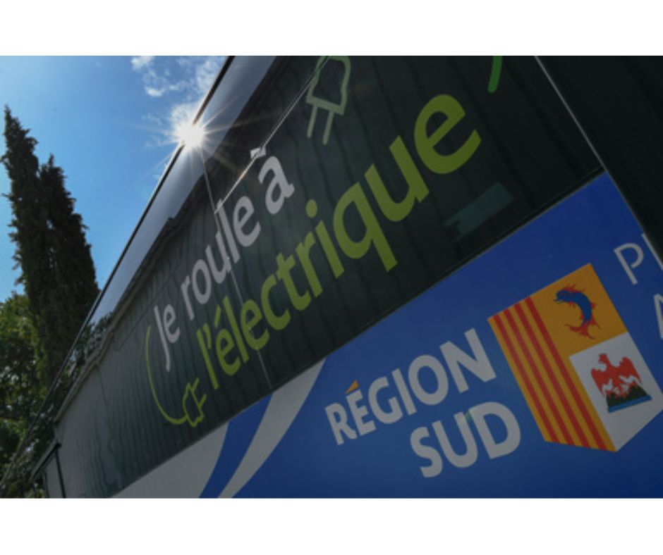 Photo d'un bus avec les inscriptions "je roule à l'électrique".