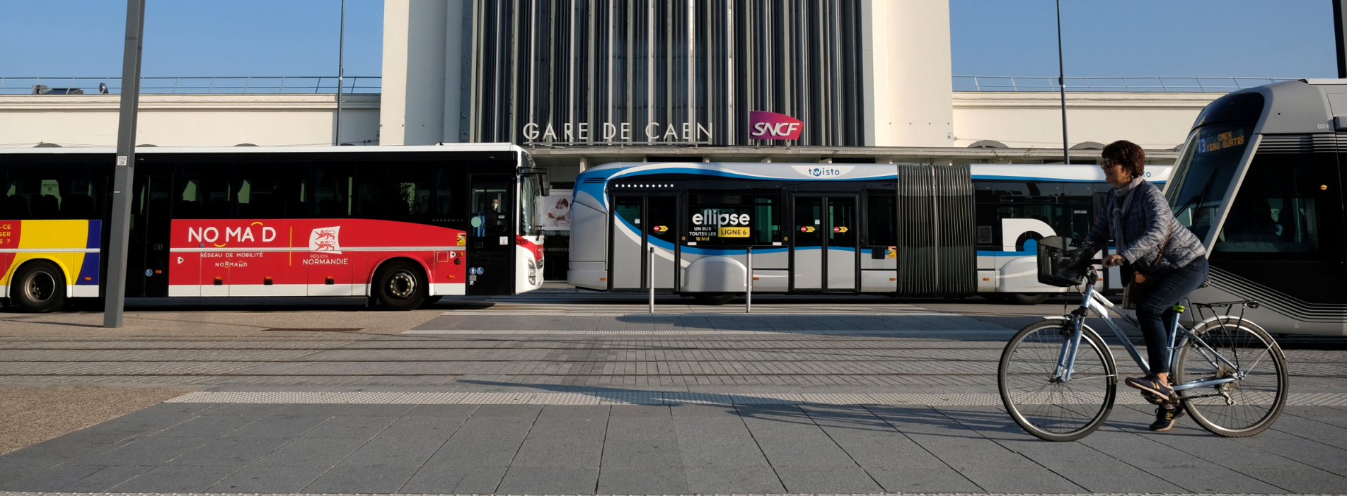 image de la gare de Cean avec diverses modes de transports