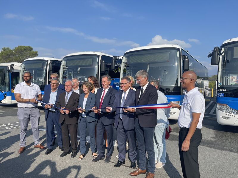 image d'inauguration des nouveaux bus électriques