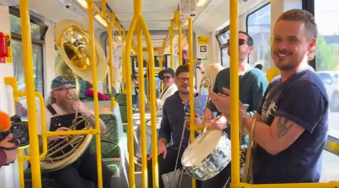 groupe de musiquequi joue dans un tramway