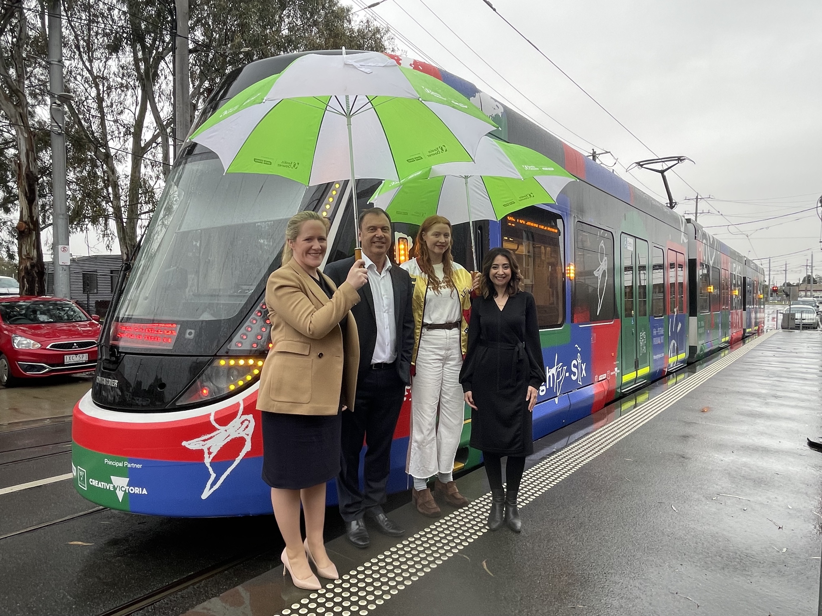 groupe de personne pris en photo devant un tram