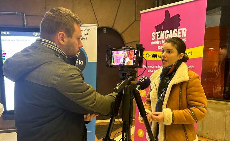 Photo d'une personnes interviewée et filmée pour sensibiliser contre le harcèlement sexiste