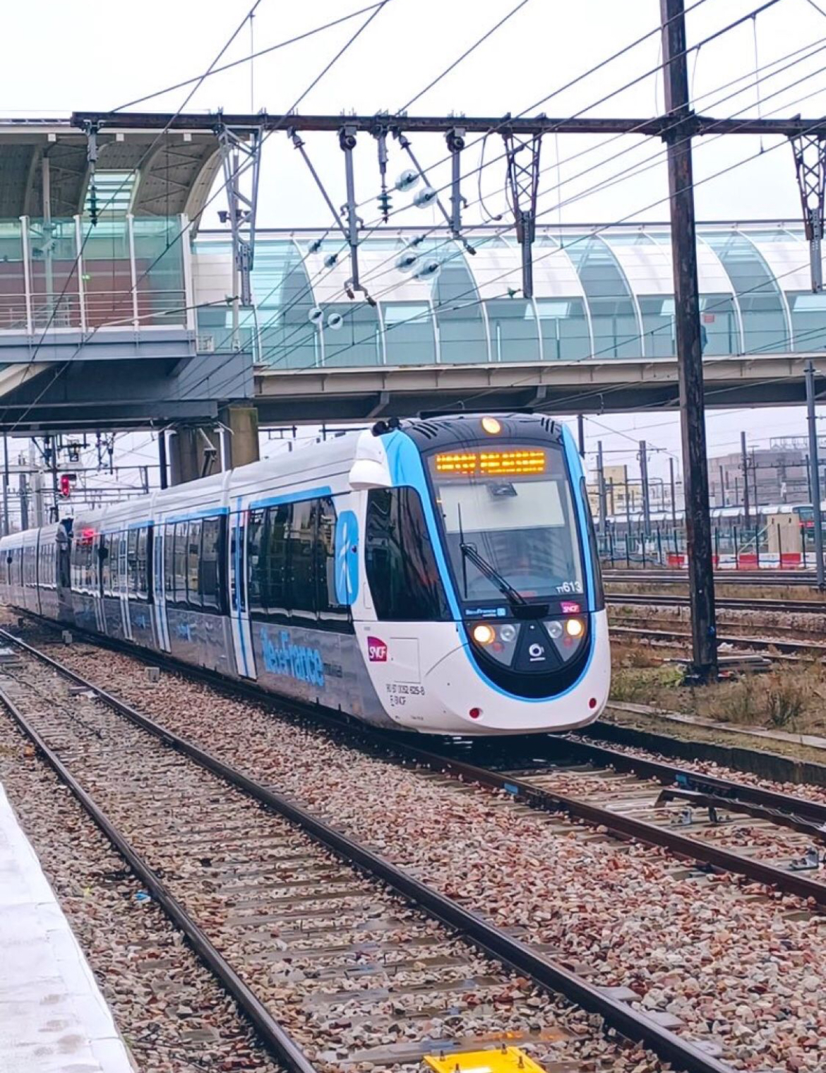 Photo d'un tram train circulant sur le T12