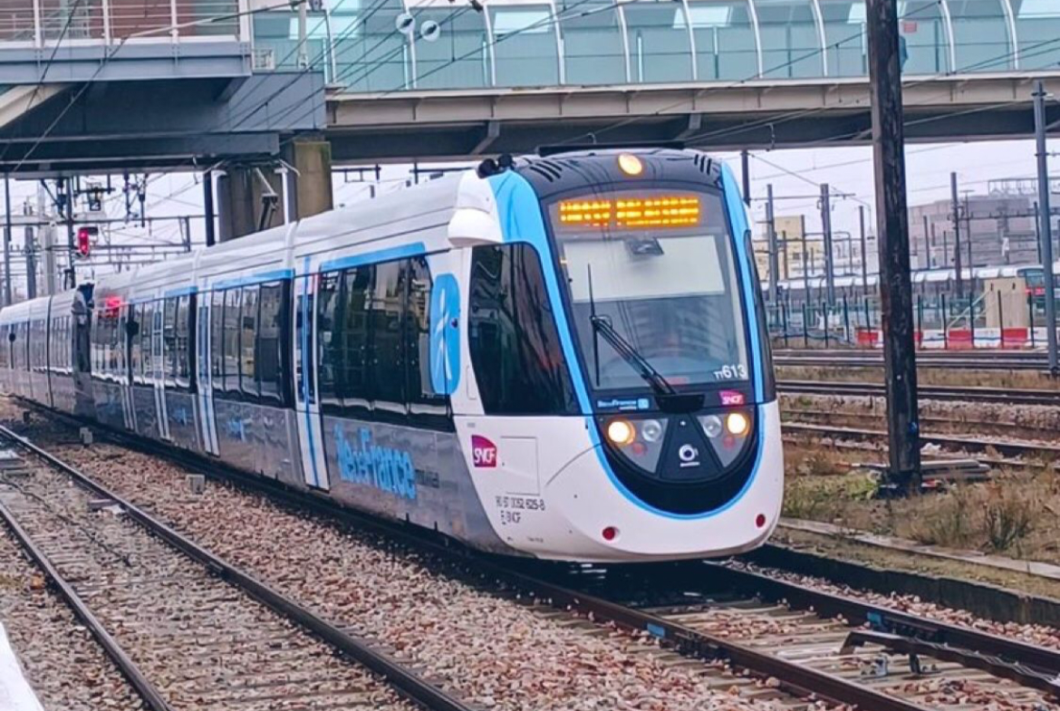 Photo d'un tram train circulant sur le T12