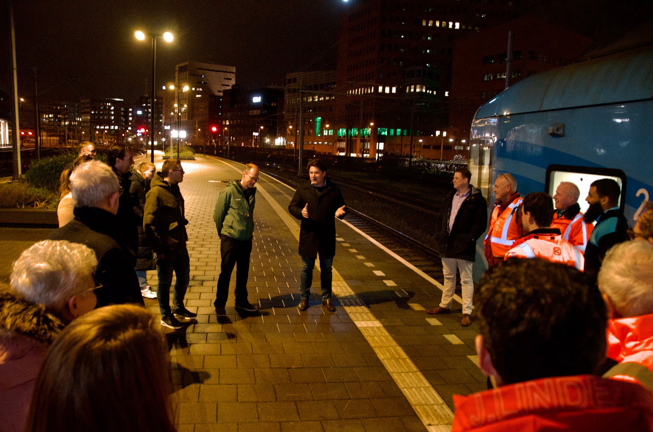 Photo de groupe aux Pays-bas autour d'un train bleu